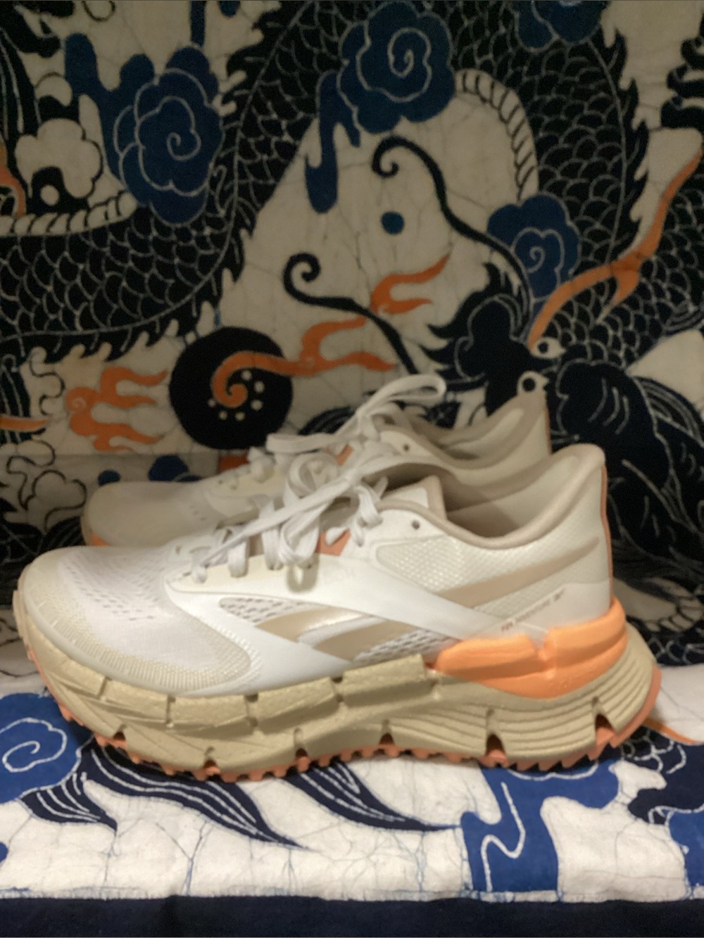 Like new- New Reebok women’s float zig adventure one sneaker in chalk/beige 6.5 - Picture 3 of 11